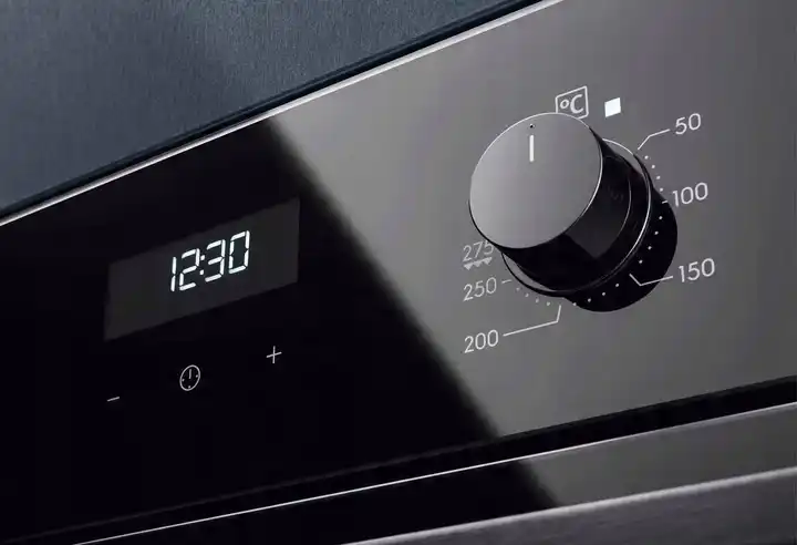Panel sterowania piekarnika Electrolux z pokrętłem i wyświetlaczem LED